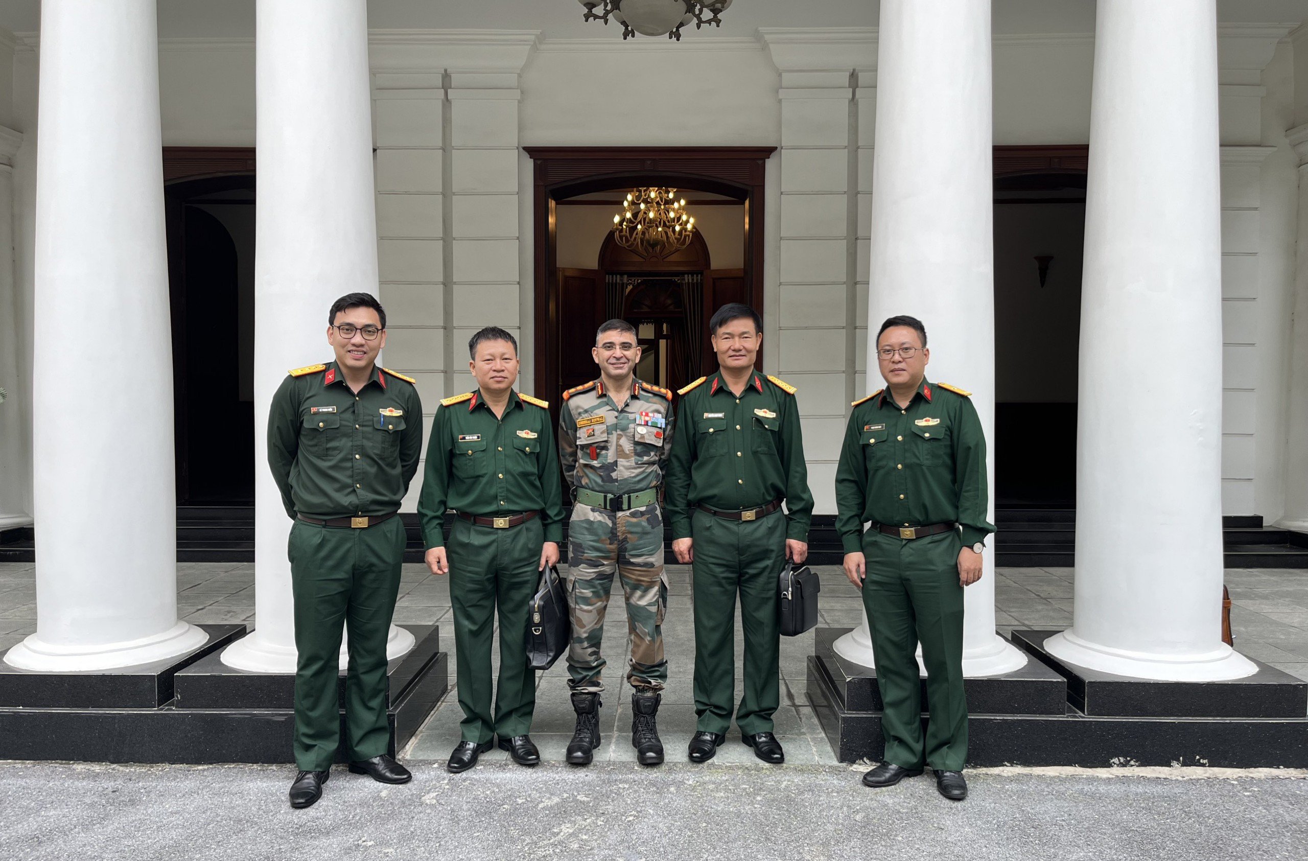 Trường Sĩ quan Thông tin làm việc với Tùy viên Quốc phòng Ấn Độ tại Hà Nội